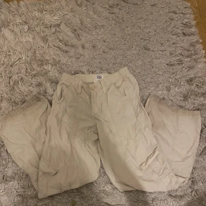 y2k Cargo byxor  - Säljer ett par Cargo byxor ifrån urban outfitters i storleken xs köpte för 700. Dom är lite slitna där näre men inget man tänker på. Skriv om frågor💗💗