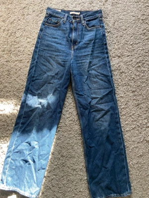 Levis jeans  - Säljer mina Levis jeans som använts 1 gång, dom är högmidjade och dom är storlek s- m. Köpt för 600 