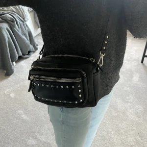 Handväska - Handväska från Beck Söndergaard i mycket bra skick! Knappt använd. En silver knappt har åkt av men inget man tänker på☺️Nypris runt 2000. Mitt pris: 850 + frakt! Man får både med hand och axelband. Hör av dig vid frågor❤️