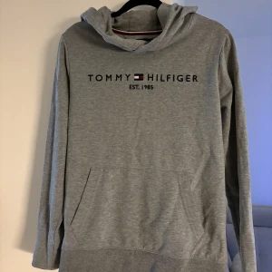 Hilfiger tröja - Tröja från tommy hilfiger storlek 164. Passar xs/S.  100kr