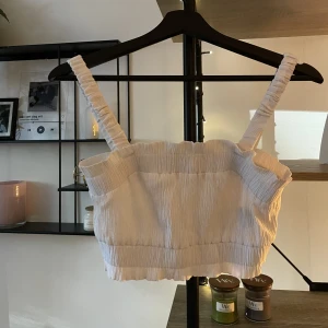 Vitt gulligt linne - Ett vitt kroppat enkelt linne. Så himla söt💕😙☺️