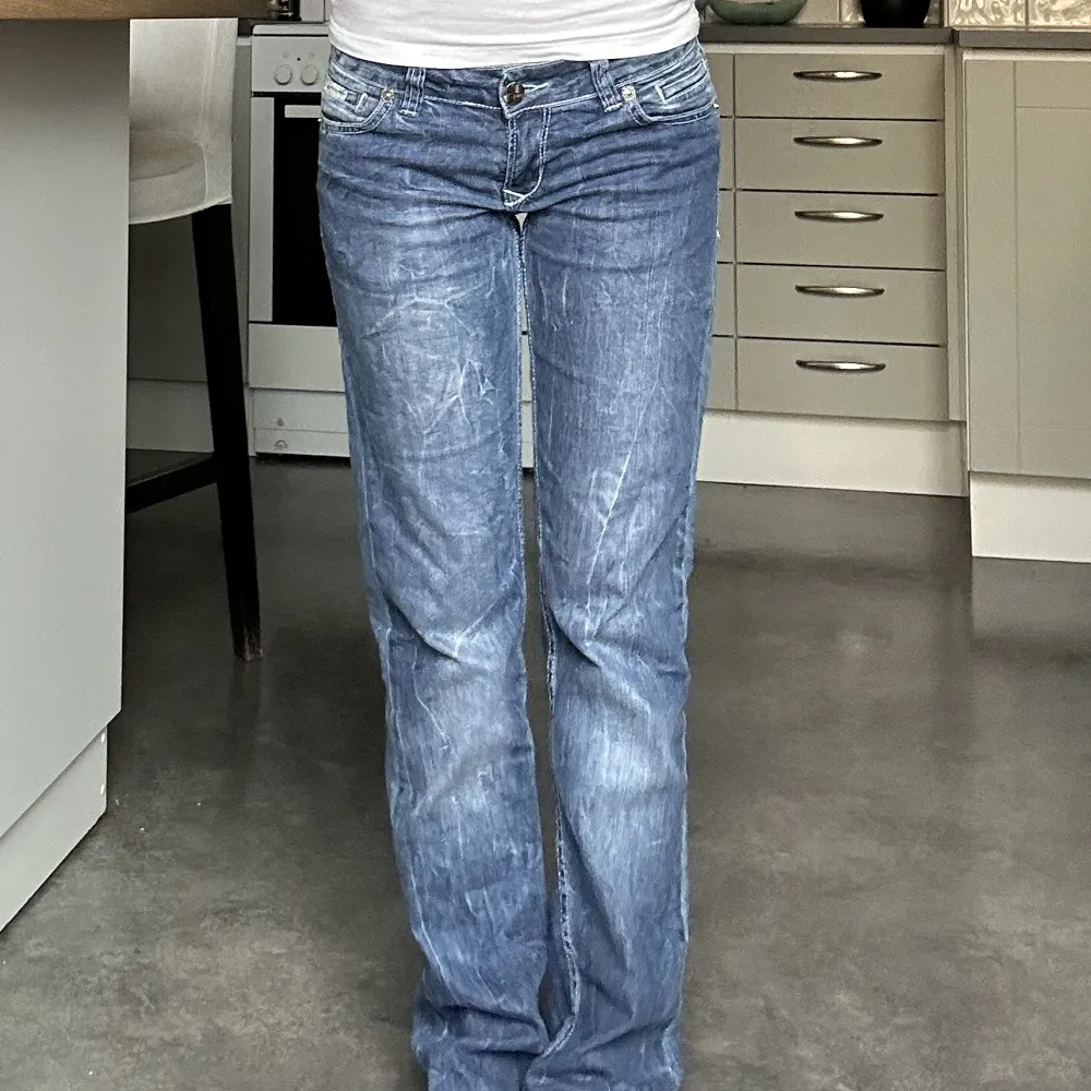 Säljer mina dolce Gabbana jeans i jättebra skick som är så snygga. Coola detaljer och sitter så fint, raka i modellen. Pris kan ej diskuteras. Jeans & Byxor.