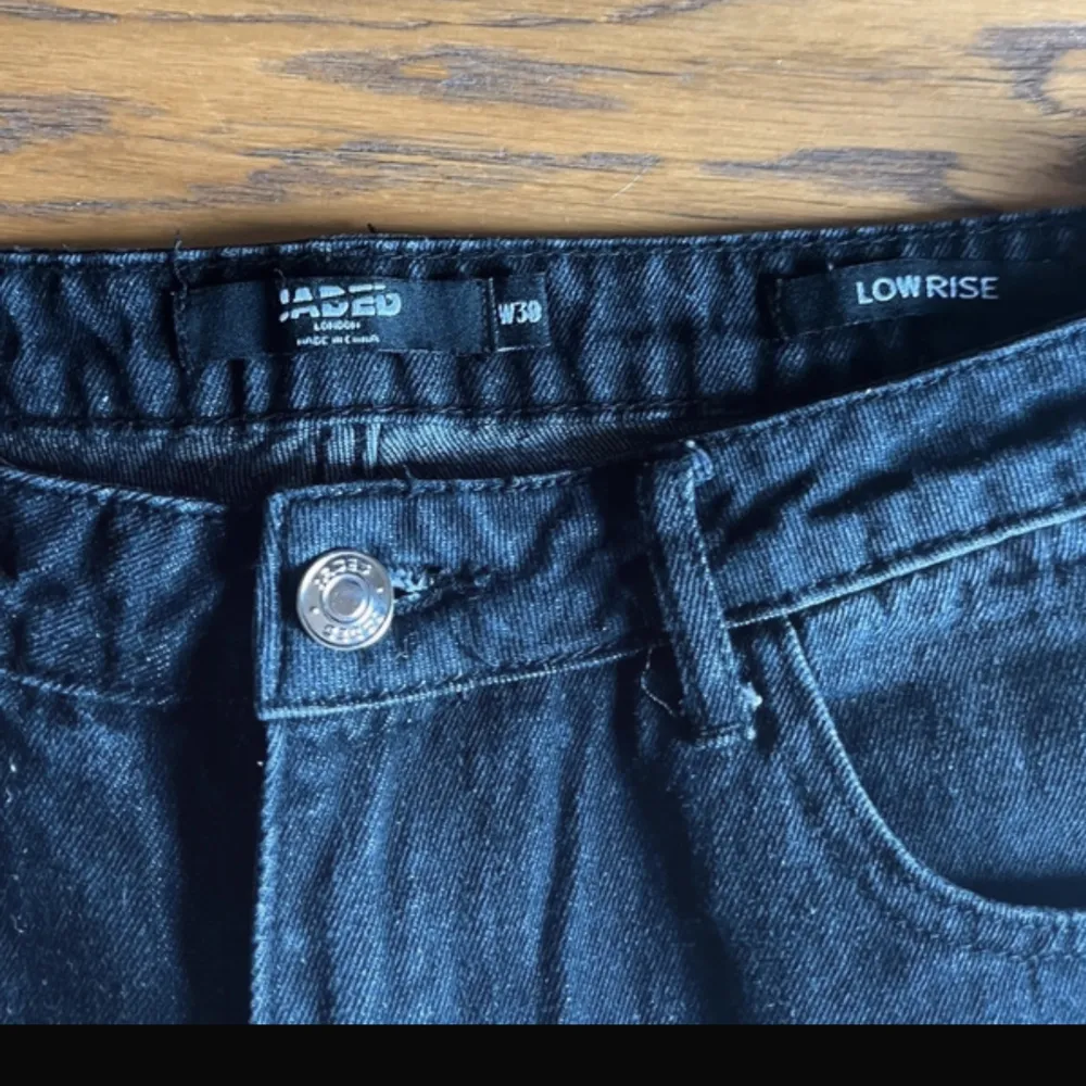 Jeans från jaded london med tryck. Står W38 men skulle säga storlek 36/38 i kvinnostorlek. Passar även mig som är 168 cm lång. Jeans & Byxor.