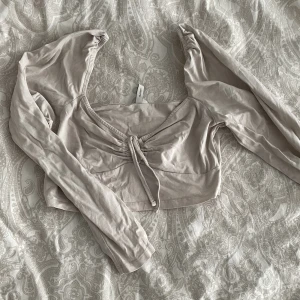 croptop  - Topp från Nelly, använd en gång 