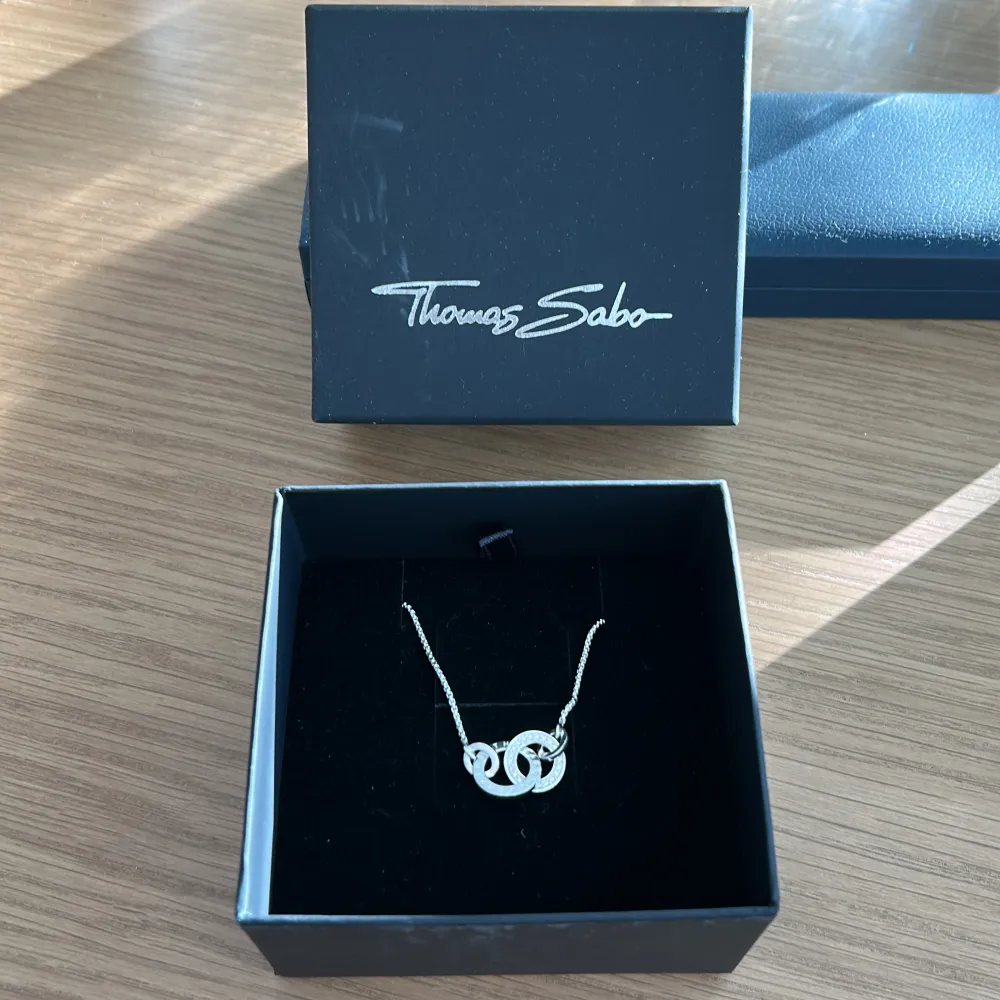 Halsband från Thomas Sabo, aldrig använt. Säljer för 999:-. Accessoarer.