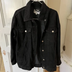 Oversized jeansjacka  - Säljer denna super snygga jeansjacka som är i en oversized modell💌 Storlek 32!