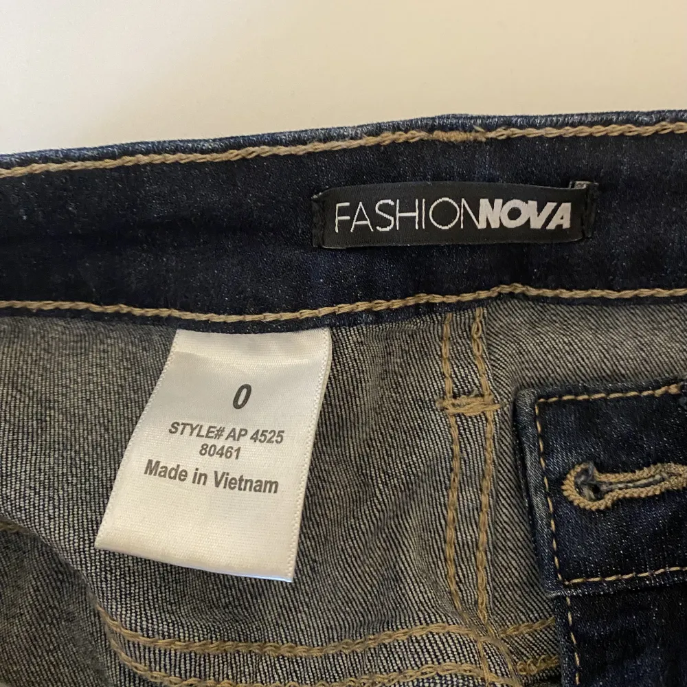 Fashion Nova jeans, mörkblå med slitningar. Storlek 0, det är en amerikansk storlek men jag skulle säga att dom är som xs.. Jeans & Byxor.