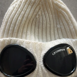 CP COMPANY MÖSSA - Använd fåtal gånger och en en riktigt fräsch mössa till vintern finns inga defekter eller nånting pris kan diskuteras så tveka inte på att skriva
