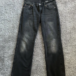 Weekday Arrow Low - Säljer mina lågmidjade jeans då dom är för små. Knappt använda så i väldigt bra skick!