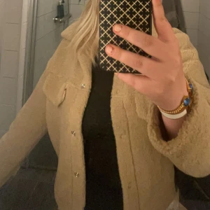 Teddy jacka - Säljer denna jätte fina jacka, aldrig använd. Jätte fin till hösten🤗