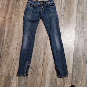 Ett par blå jeans av märke miss sixty  med dragkedja vid byxans benslut. Aldrig använt dem .