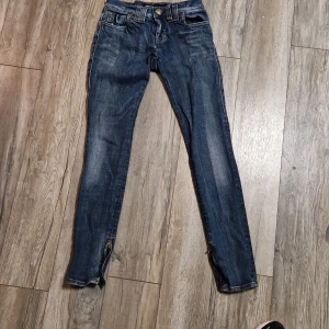 Jeans blå miss sixty 24 - Ett par blå jeans av märke miss sixty  med dragkedja vid byxans benslut. Aldrig använt dem .