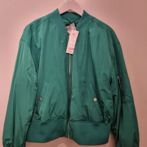 Bomberjacka, grön - Bomberjacka, grön, stl 42. Lätt fodrad, något kortare modell. Aldrig använd. Pris: 350:- (nypris 599:-) 