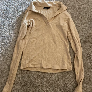 Kappahl tröja  - Hej säljer denna tröjan från Kappahl då den inte änvänds.Kontakta mig för fler bilder och pris💗står inte för frakten