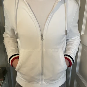 Moncler zip vit - Moncler tröja i väldigt fint skick! Storlek L men passar M lätt!