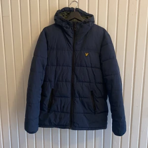 Lyle&scott jacka herr - Säljer min knappt använda jacka. Den har inga hål och är i nyskick. Köpt för 1500kr, och säljer endast för 700kr. Hör av dig om du vill ha mer bilder så fixar vi det! Mvh Linus