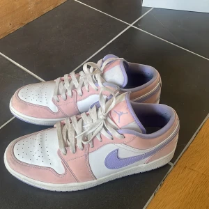 Rosa Jordans - Rosa Jordans billigt, lite slitage (se andra bilden) men annars fräscha. Pris kan diskuteras vid snabbaffär.