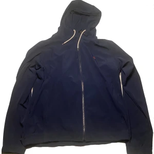 Ralph Lauren Jacka - Säljer min Ralph lauren jacka då den ej kommer till användning. Storlek M men passar S. Ny pris är runt 2000 kr. Dm för frågor!