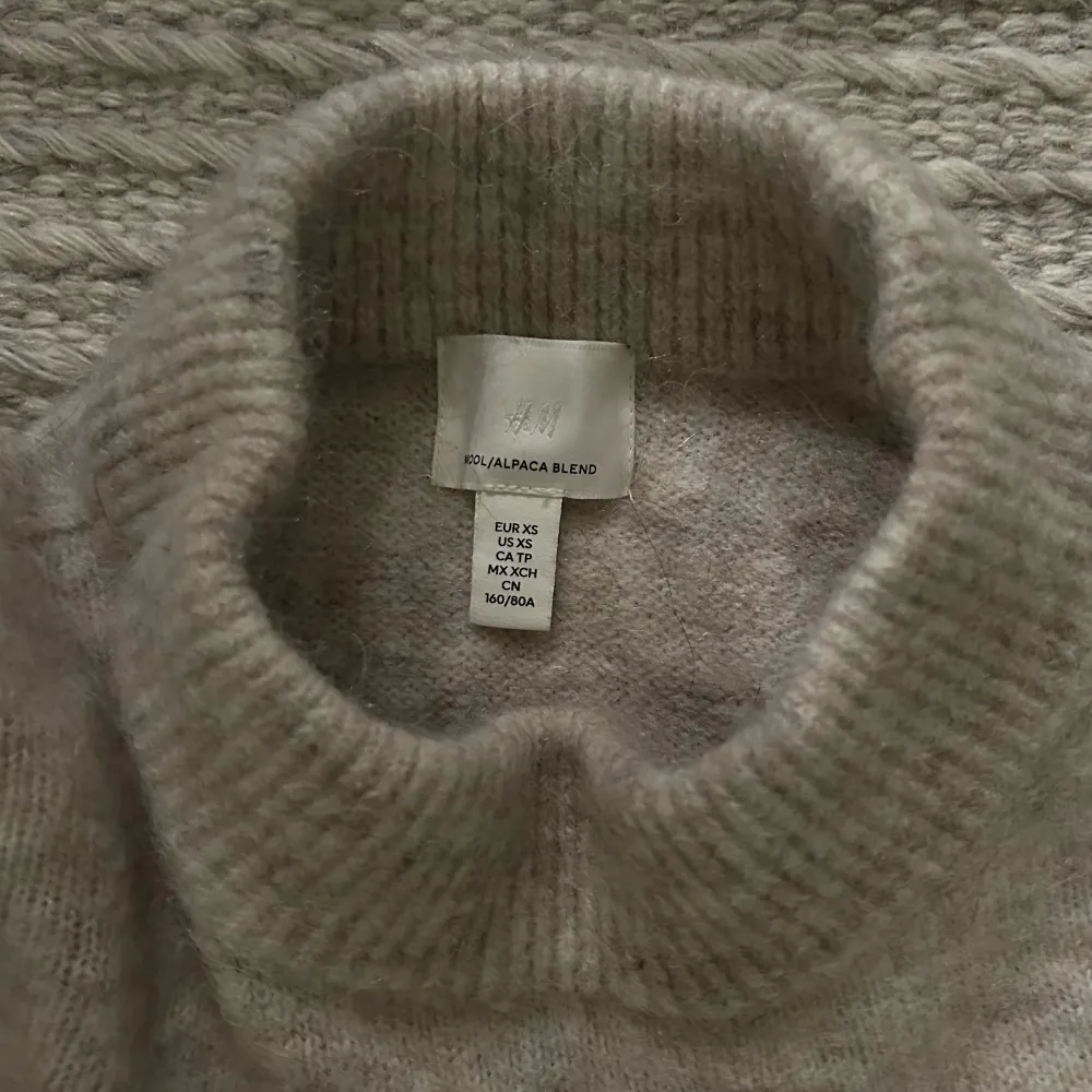 Superfin stickad beige wool/alpaca tröja i storlek XS💖 Buda från 100kr +frakt💖. Stickat.