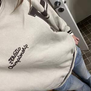 Sweatshirt från Pull&Bear, säljer då den ej kommer till användning längre❤️