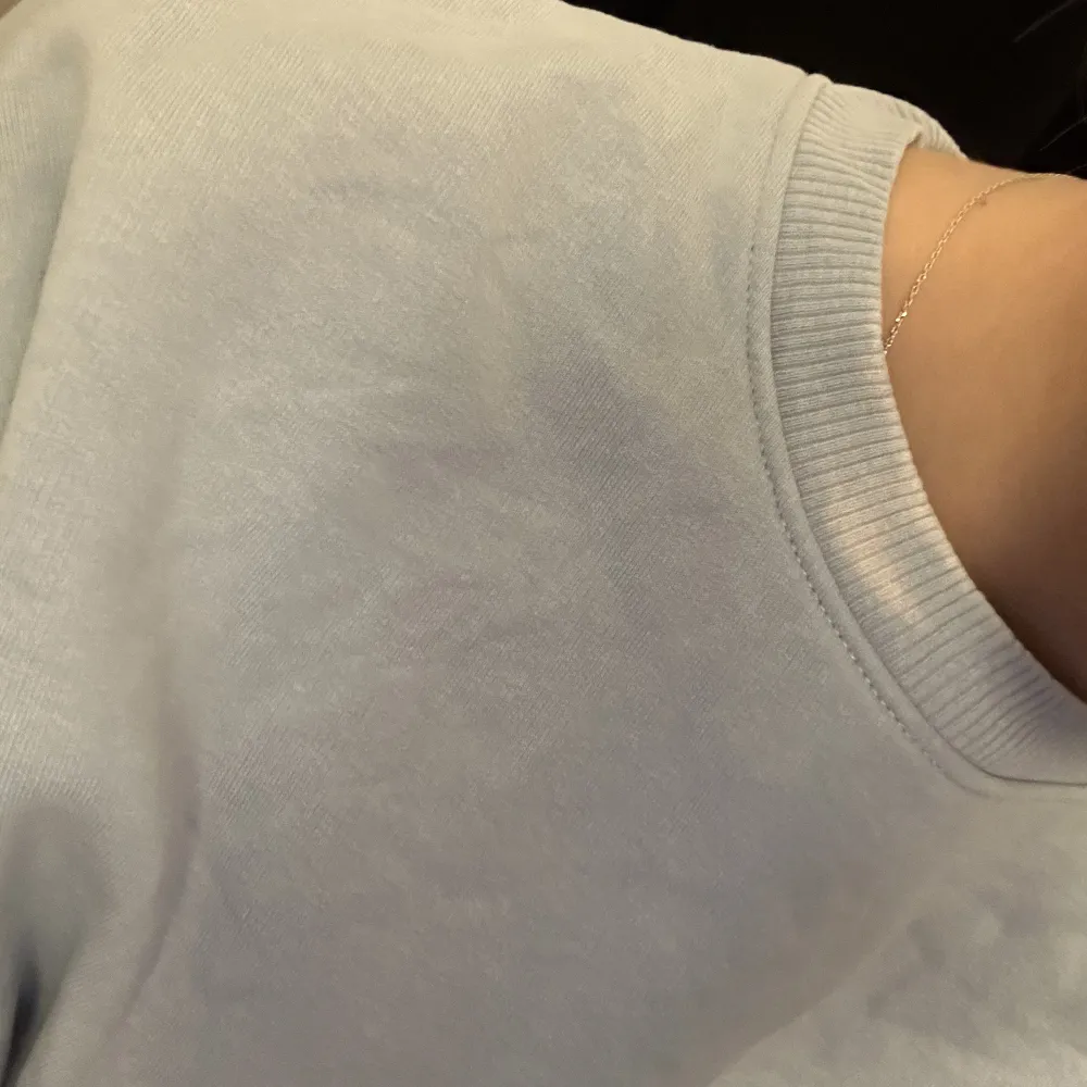Ljusblå basic swetshirt i storlek M💖 I gott skick utöver en blekt fläck på halsen (bild 3)! Buda från 50kr +frakt💖. Tröjor & Koftor.