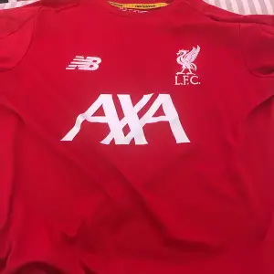 Säljer denna feeeta liverpool tröjan då jag har växt ur den. Den är använd vid få tillfällen och är i bra skick. Vid frågor hör av er✅