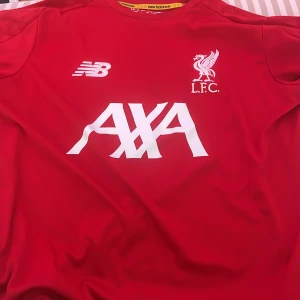Liverpool tröja  - Säljer denna feeeta liverpool tröjan då jag har växt ur den. Den är använd vid få tillfällen och är i bra skick. Vid frågor hör av er✅