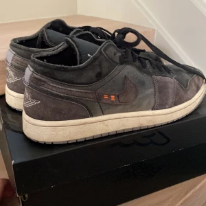 Jordan 1 low - Säljer dessa pga för små 8/10 skick nypris 4 000+ box ingår och man får även ett par gratis creese skydd med pris kan diskuteras vid snabb affär