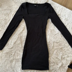 Klänning - Långärmad ribbad klänning men urringning, storlek XS men är väldigt stretchig så skulle säga att den även passar S🙌🏼