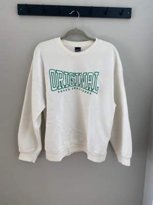 Sweatshirt från Gina tricot i stolek xl. Använd endast ett fåtal gånger.💗💗