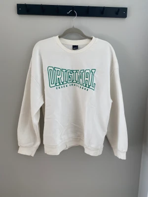 Sweatshirt  - Sweatshirt från Gina tricot i stolek xl. Använd endast ett fåtal gånger.💗💗