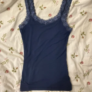 Blått spets linne - Ett blått spets linne som kan användas som både pyjamaslinne men även ett vanligt plagg, skriv vid fler frågor 💕