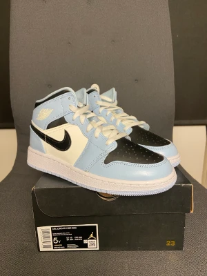 Jordan 1 Mid Ice Blue Black - Helt Nya! Storlek 37.5