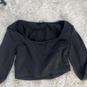 Tröja - Svart tröja från Shein, st S funkar som M. Använd 2 gånger
