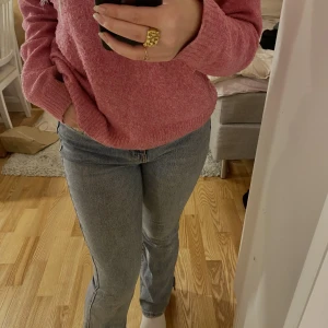 jeans med slits - fina knappt använda jeans från vero moda med slits!🤍