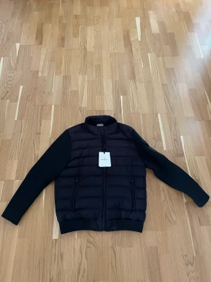 Moncler Cardigan - Tjena! Nu säljer jag min Moncler Cardigan då jag köpt en ny. Använd fåtal gånger. Storlek XL/L. Priset kan diskuteras vid snabb affär. 