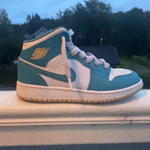 Säljer mina Jordan 1 WMNS mid - Bra Skick 9/10
