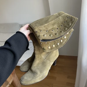 Stövlar - Unika gröna stövlar i mocka. Köpta second hand, riktigt fint skick! Storlek 38 men jag har 39 och kunnat använda dom