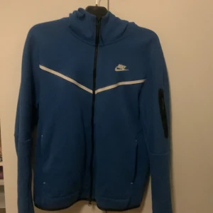 Nike teck fleece - Säljer min feta Nike teck fleece dö den är för stor använd ca 5 gånger priset kan diskuteras 😃