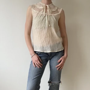 Vintage topp - Söt vintage topp från figura Finland. Hög krage i spetts som knyts. Använd men fint skick! 
