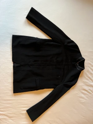 Lanvin Jacka - Detta är en splitterny kavaj/jacka från Lanvin, bra för hösten. Det är för små i Axlarna och har bara hafts på 2-3 gånger. Kavajer från Lanvin brukar kosta 28000-36000kr så detta kommer inte ha ett fast pris. Om du har ett intresse ska du mejla mig.