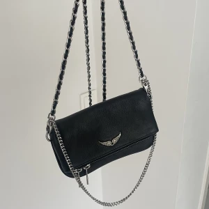 zadig och voltaire väska - Säljer denna väska från zadig och voltaire. Köpt för 2995 på NK💕säljer inte under 999