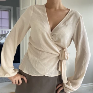 Beige omlott blus  - Beige omlott blus jätte fin 