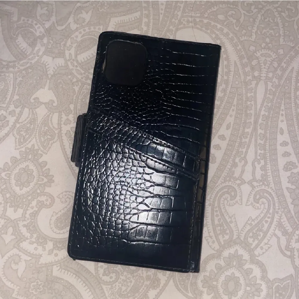 Plånboks mobilskal med magnet från Ideal Of Sweden Passar Iphone 12 pro, säkerligen andra också, har dålig koll Använd enstaka gånger, inga täcken på användning . Accessoarer.