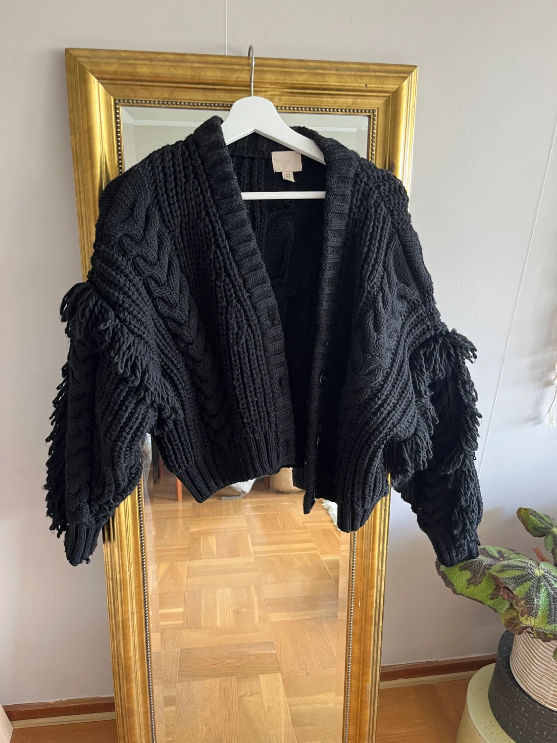 Stickad tröja med fransar