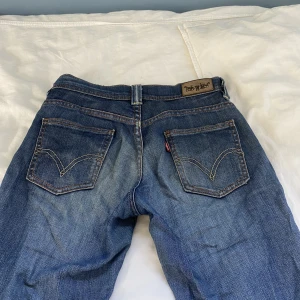 Levi’s  Jeans  - Helt okej skick, lite slitna mellan låren (se bild 3) annars jätte bra skick. Lågmidjade och bootcut❤️