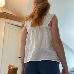 Vit blus - Supergullig vit blus! Köpt här på plick och tror att den kommer från & other stories men är inte helt säker då det inte finns någon lapp🩵 