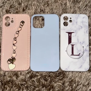 Iphone 12 mobilskal - Säljer mobilskal till iphone 12. Rosa skalet för 30kr. Blåa skalet för 60 (märket är holdit). L skalet för 25! Alla tre för 99 💕 