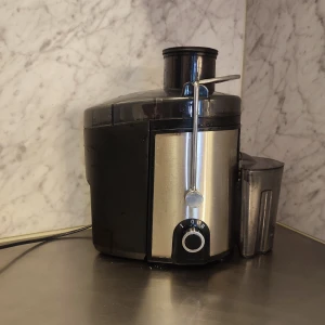 Juice press - Fungerar bra och gör all frukt och grönt till juice.