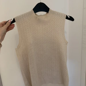 Zara topp - Superfin topp/linne från Zara som tyvärr är för stor för mig😩